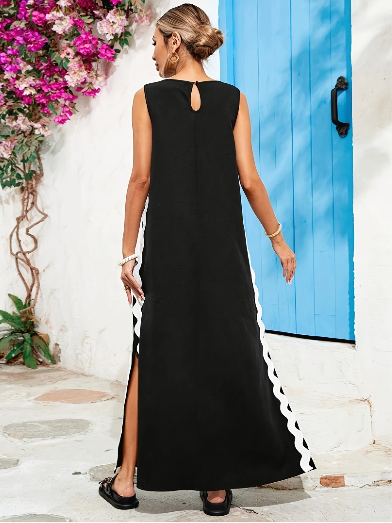 Sleeveless dress with a cutout and round neckline.