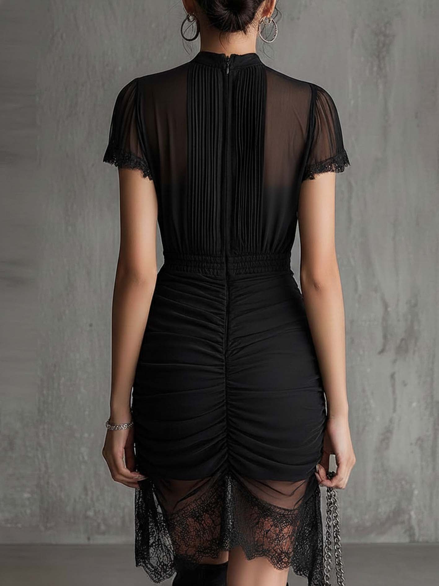 Abito Mini Plissettato in Chiffon Nero con Pizzo